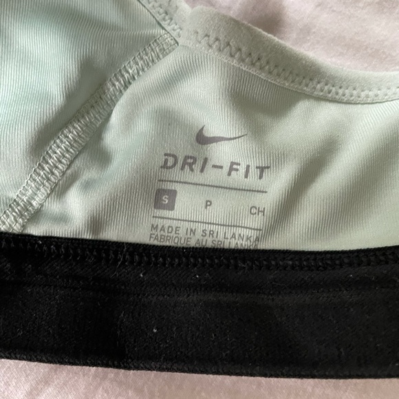 Nike sports bra! 🖤 - Picture 4 of 5